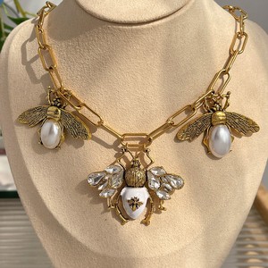 Collier Pendentif Abeille Thème Insectes Tendance Rétro avec Perle d'Eau Douce, Chaîne en Cuivre Plaqué Or 18 carats, Ensemble Unisexe, Cadeau - Product Image 1