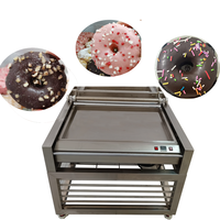 Machine à glaçage et enrobage pour beignets, pâtisseries et desserts, idéale pour les boulangeries, avec options chocolat, sucre et crème