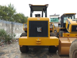Chargeuse sur pneus LG 836 jaune d'occasion, engin de construction avec boîte de vitesses, pompe, moteur et châssis - Product Image 3