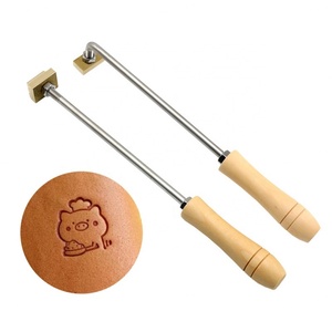 Tampon métallique personnalisé de haute qualité avec manche en bois pour logo de marque de gâteau, fabrication sur mesure - Product Image 6