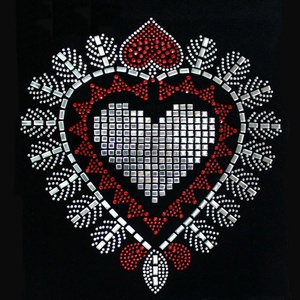 Motivo in Strass di Vetro Personalizzato Termoadesivo per Colletti di T-Shirt da <span class=keywords><strong>Donna</strong></span> con Colore Personalizzato - Product Image 1