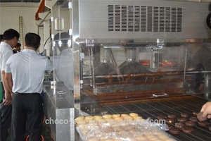 800mm High Efficiency <strong>Chocolate</strong> Enrobing <strong>Machine</strong> with Cooling Tunnel for <strong>Making</strong> <strong>Chocolate</strong> - Product Image 3