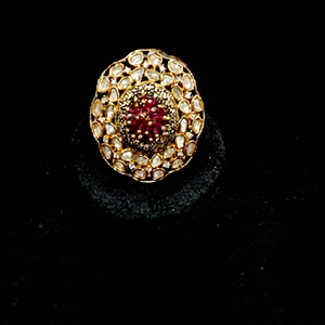 Broche plaquée or avec motif floral Kundan, centre en rubis et perles d'imitation, accessoire de bijouterie pour femme pour les soirées - Product Image 1