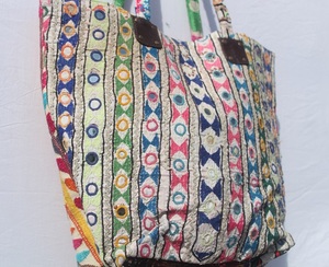 Sac à bandoulière ethnique indien en toile légère de qualité supérieure, brodé à la main de fleurs Jaipuri Banjara, avec fermeture éclair, grande capacité pour - Product Image 4