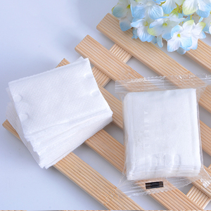 Tampons démaquillants bio personnalisés carrés 10pcs pour le visage rose lavables avec mini kits de voyage pour femmes B226 - Product Image 3