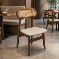 Ensemble de banquettes et tables en ivoire pâle, banquette en rotin teck, table de cantine pour café de quartier commercial et bistro de jardin