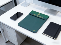 Organisateur Tech 2026 – Housse pour Ordinateur Portable avec Charge Rapide Sans Fil 15W, Pochette en Cuir et Batterie Externe Discrète pour Voyageurs Internationaux – Brevet Exclusif