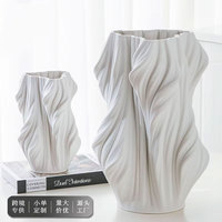 Vase en porcelaine mate moderne de luxe ODIS, imprimé en 3D pour la décoration de la maison à l'occasion de Pâques et de mariages