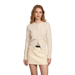 Cardigan en laine tricoté asymétrique à boutons pour <span class=keywords><strong>femme</strong></span>, pull court à manches longues, plusieurs couleurs disponibles, logo personnalisé, faible MOQ - Product Image 1