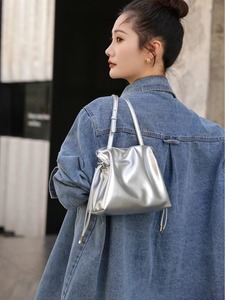 Sac à main souple haut de gamme personnalisé par le fabricant, sac bandoulière pour femme, sac seau tendance et polyvalent - Product Image 3