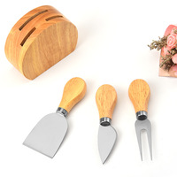 Collection de couteaux à fromage en acier inoxydable en promotion, présentée dans un bloc en bois de bambou