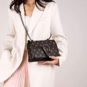 Bolso de Mano para Mujer con Correa de Cadena para Llevar al Hombro o Cruzado, Hecho de Cuero Sintético Resistente.2501 - Product Image 1