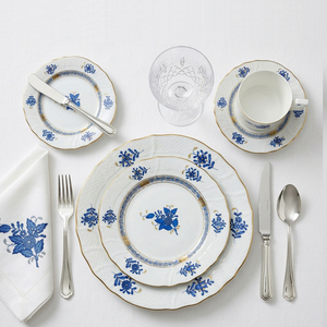 <span class=keywords><strong>Service</strong></span> de table de luxe en <span class=keywords><strong>porcelaine</strong></span> fine avec motif floral bleu et or véritable, assiette de présentation vintage en céramique, tasse à café et bol en <span class=keywords><strong>porcelaine</strong></span> pour hôtels et événements - Product Image 1