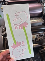 Maßgefertigter, gestanzter, siebbedruckter und geprägter Lufterfrischer aus Kunstpapier in Hasen- oder Katzenform mit individuellem Logo für Auto- und Hausduft