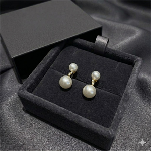 Boucles d'oreilles pendantes élégantes en perles, bases en argent plaqué or 18 carats, ornées de perles brillantes et d'un ensemble de zircons étincelants - Product Image 2