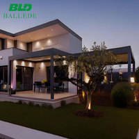 Pergola en aluminium robuste pour patio de jardin avec lames orientables, protection UV et style extérieur moderne