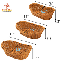 Retro natuurlijke handgemaakte bruine ovale stapelbare brood- en fruitmanden van rotan voor picknick, cadeau, opbergruimte en decoratie voor thuis.