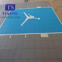 ¿Cuánto cuesta un kit de baloncesto de 20 pies x 25 pies hecho de azulejos de PP para un campo deportivo por un mayorista en China?
