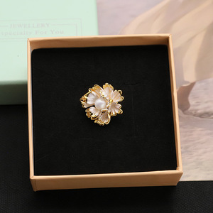 Broche vintage en perles d'eau douce pour robe de soirée rétro des années 1950, événement formel, bijou de mode classique - Product Image 1