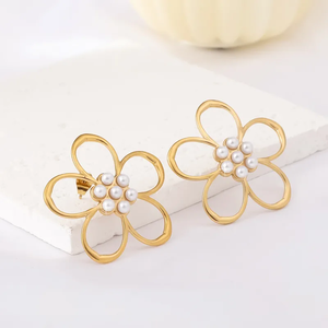 Boucles d'oreilles pour femmes en acier inoxydable 304 plaqué or 18 carats de haute qualité, électroplaqué sous vide, perle artificielle, fleur creuse, polie - Product Image 1