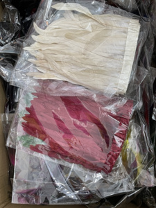 Frange de plumes de <span class=keywords><strong>coq</strong></span> teintes sur mesure de 4 à 6 pouces pour la confection artisanale de vêtements, robes, costumes, chapeaux, décorations de carnaval, de fête et de mariage (vente en gros) - Product Image 3