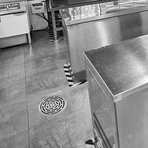 Meja dapur cetakan drainase baja tahan karat industri Modern dengan saluran lantai samping untuk Hotel perabotan rumah sakit - Product Image 3