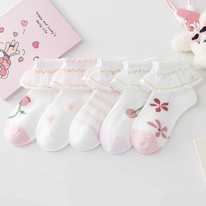 Chaussettes respirantes en coton sans couture pour filles, fines, à volants, motif fraise mignon, style princesse, du 1 au 15 ans, pour bébés - Product Image 1
