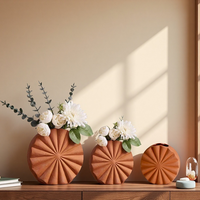 Nouveau design créatif de vases à fleurs en céramique, poterie en terre cuite rouge, ensembles de vases de décoration intérieure pour les pièces centrales de mariage