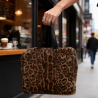Sac fourre-tout personnalisé ultra-doux à imprimé léopard, sac de shopping chic en peluche avec poignées en cuir noir, sac à main tendance pour tous les jours