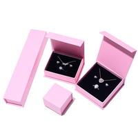 Vente en gros Boîtes rigides carrées magnétiques roses personnalisées stratification mate pour emballage de montres bijoux papier de revêtement éponge recyclable