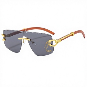 Gafas de Sol QSF sin Marco de una Pieza, UV400, Bordes Ondulados, Tinte Negro, Unisex, con Diadema con Estampado de Leopardo - Product Image 1