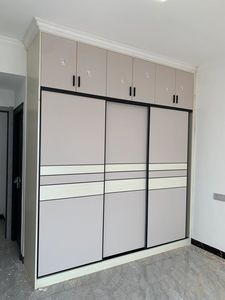 Armadi Moderni Beige con Tre Ante <span class=keywords><strong>Scorrevoli</strong></span>, Design Geometrico con Linee Nere a Griglia, Grande Capacità - Product Image 2