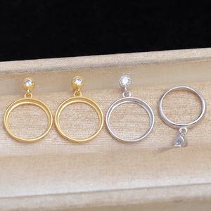 ที่ใส่เครื่องประดับเงินแท้ S925 รุ่นเรียบง่าย Queen Mabei ขนาด 13.7 มม. ประดับเพชรคิวบิกเซอร์โคเนีย รุ่น 5503 12 ช่องใส่เครื่องประดับ DIY สำหรับใส่ในกระเป๋า - Product Image 1