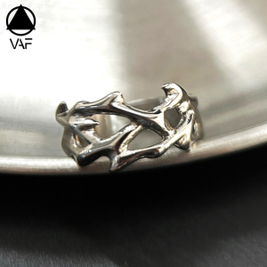 Anillo de Espinas Huecas VAF de Acero Inoxidable con Diseño de Dientes de Dragón - Product Image 1