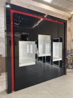Vitrines pour opticiens, cadre noir et rouge, unité murale, niches éclairées blanches, verrouillables, CE ETL, pour magasin d'optique