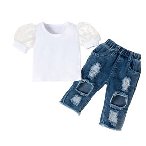 Conjunto de Ropa de 2 Piezas para Niñas: Camiseta con Mangas Abullonadas y Jeans Rotos, de una Boutique de Ropa Infantil al por Mayor - Product Image 5