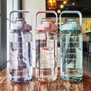 ขวดน้ำพลาสติกใสขนาด 2 ลิตร ปลอดสาร BPA สำหรับออกกำลังกายและเล่นกีฬา พร้อมตัวบอกเวลาและหลอดดูด รับผลิตตามสั่งขายส่ง - Product Image 1