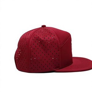Gorra Snapback Roja de 7 Paneles Perforados con Corte Láser para Adultos, con Logotipo Bordado 2D Personalizado, Transpirable, Informal, Hecha en Vietnam - Product Image 3