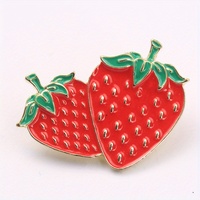 Emblème de fraise plate double baies rouges et veines vertes Détails de la graine d'or Accessoire blanc minimaliste "Sweet Bloom" Design simple