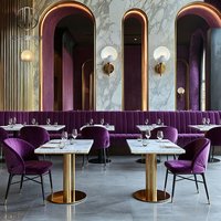 Ensemble de meubles sur mesure Ron Group pour hôtel et restaurant : banquette confortable en forme de L, table carrée en marbre, chaise en velours
