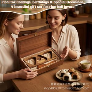 Moule à boulettes de riz triangulaires en bois avec planche de pressage pour la préparation de sushis et de bentos japonais - Product Image 3