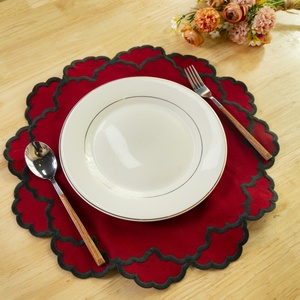 Bán buôn thiết lập của vải lanh màu Đỏ placemats và khăn ăn với ruffles màu xanh đậm thêu cạnh một đám cưới cá nhân hoặc món quà kỳ nghỉ - Product Image 6