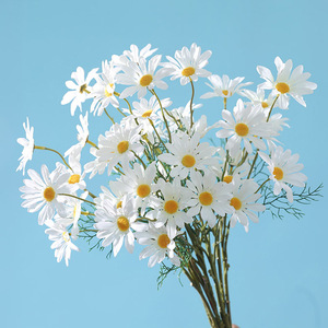 Fleurs artificielles Haoche Daisy en soie blanches et jaunes pour décorations de mariage - Product Image 1