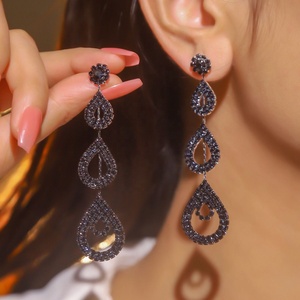Boucles d'oreilles pendantes géométriques de luxe européennes et américaines en forme de goutte d'eau creuse pour femmes, super scintillantes, avec strass - Product Image 3