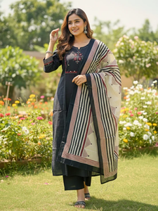Conjunto de Kurta y Pantalón de Algodón Azul Bordado con Dupatta a Rayas Geométricas, de Secado Rápido y Sin Arrugas, Ropa Étnica para Mujer - Product Image 2