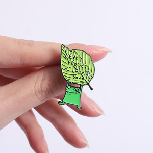 Spilla in smalto con design innovativo: Rana che non dimentica mai 'Ti amo', simpatica rana che tiene una foglia verde, distintivo da borsa e da risvolto - Product Image 4