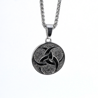 Collier pendentif rond en acier inoxydable avec triple corne de Viking et nœud celtique d'Odin pour homme, bijoux vintage gothique punk motard audacieux