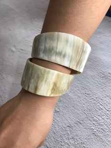 Brazaletes de cuerno de búfalo natural, joyería tallada a mano para mujeres, artesanía tradicional inspirada en la moda y un accesorio que expresa un sentido cultural. - Product Image 5