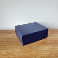 Caja de papel moderna de dos piezas con panel de visualización transparente y un sofisticado acabado azul marino para el embalaje de productos electrónicos y dispositivos tecnológicos.