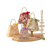 Geprägte Geschenkbox aus Papier mit Plüschball und T-förmiger Blume für Schokolade, Hochzeit, Babyparty, Weihnachten und andere Feiern